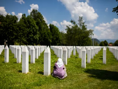 ﻿- Srebrenica - vojska bosanskih Srbov je leta 1992 umorila več kot 8000 Bošnjakov.- Spominski center Potočari posvečen žrtvam pokola v Srebrenici leta 1992 - - 08.06.2021 – Bosna in Hercegovina (BIH) – Srebrenica - reportaža ob obsodbi na dosmrtno zaporno kazen nekdanjega vojaškega poveljnika bosanskih Srbov Ratka Mladića v Haagu 08.06.2021 obsojenega genocida ter zločinov proti človečnosti in vojnih zločinov med vojno v BiH med letoma 1992 in 1995.    //FOTO: Bojan Velikonja