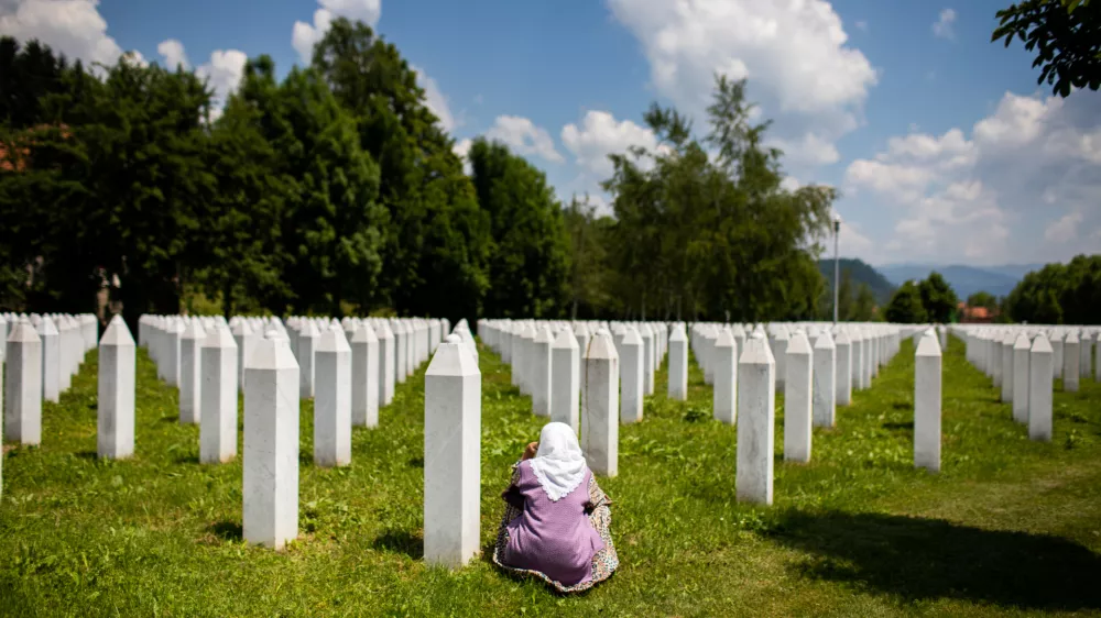 ﻿- Srebrenica - vojska bosanskih Srbov je leta 1992 umorila več kot 8000 Bošnjakov.- Spominski center Potočari posvečen žrtvam pokola v Srebrenici leta 1992 - - 08.06.2021 – Bosna in Hercegovina (BIH) – Srebrenica - reportaža ob obsodbi na dosmrtno zaporno kazen nekdanjega vojaškega poveljnika bosanskih Srbov Ratka Mladića v Haagu 08.06.2021 obsojenega genocida ter zločinov proti človečnosti in vojnih zločinov med vojno v BiH med letoma 1992 in 1995.    //FOTO: Bojan Velikonja