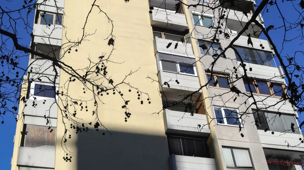 ﻿- Hudovernikova ulica 2 - stanovanjski blok – stolpnica - 04.12.2018 - Potresna ogroženost nearmiranih stolpnic v Ljubljani - //FOTO: Jaka Gasar
