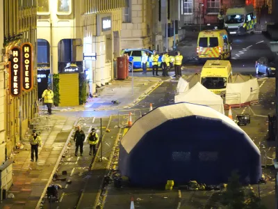 26 May 2025, United Kingdom, Liverpool: The scene on Water Street near the Liver Building in Liverpool after a 53-year-old white British man was arrested when a car plowed into a crowd during Liverpool FC's victory parade. Photo: Danny Lawson/PA Wire/dpa