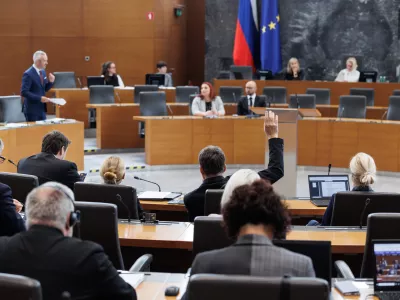 Ljubljana, Drzavni zbor.Izredna seja DZ, na kateri so med drugim obravnavali novelo zakona o zdravniski sluzbi in predlog za razpis posvetovalnega referenduma o obravnavi ureditve pravice do pomoci pri prostovoljnem koncanju zivljenja.