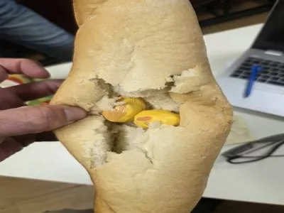 Moški je dva paketka heroina skril v štruco kruha. 