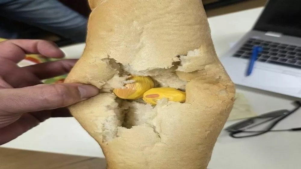 Moški je dva paketka heroina skril v štruco kruha. 