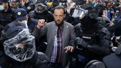 ﻿- pridržan raper Zlatan Čordić – Zlatko, - 05.10.2021 - protestni shod v Ljubljani -protest - Slovenija gostila vrh EU-Zahodni Balkan – vlada prvič v zgodovini samostojne Slovenije aktivirala 9. člen Zakona o nalogah in pooblastilih policije, da zaradi velike verjetnosti hujših kršitev javnega reda za dva dni omeji oz. prepove gibanje v Ljubljani, na Bledu in v okolici Brda pri Kranju.  /FOTO: Jaka Gasar 