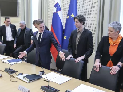 Lidija Jerkič, Luka Mesec, Matjaž Han, Robert Golob, Klemen Boštjančič, Marjan Trobiš- 02.04.2025 - podpis dogovora socialnih partnerjev o noveli zakona o pokojninskem in invalidskem zavarovanju, na katerem bodo predstavili usklajene spremembe sistema pokojninskega in invalidskega zavarovanja//FOTO: Jaka Gasar