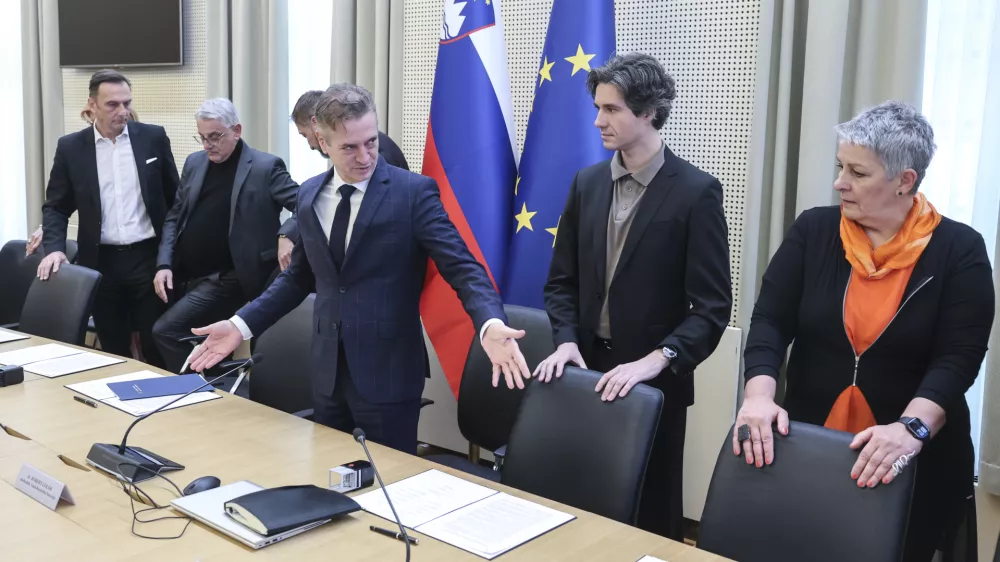 Lidija Jerkič, Luka Mesec, Matjaž Han, Robert Golob, Klemen Boštjančič, Marjan Trobiš- 02.04.2025 - podpis dogovora socialnih partnerjev o noveli zakona o pokojninskem in invalidskem zavarovanju, na katerem bodo predstavili usklajene spremembe sistema pokojninskega in invalidskega zavarovanja//FOTO: Jaka Gasar