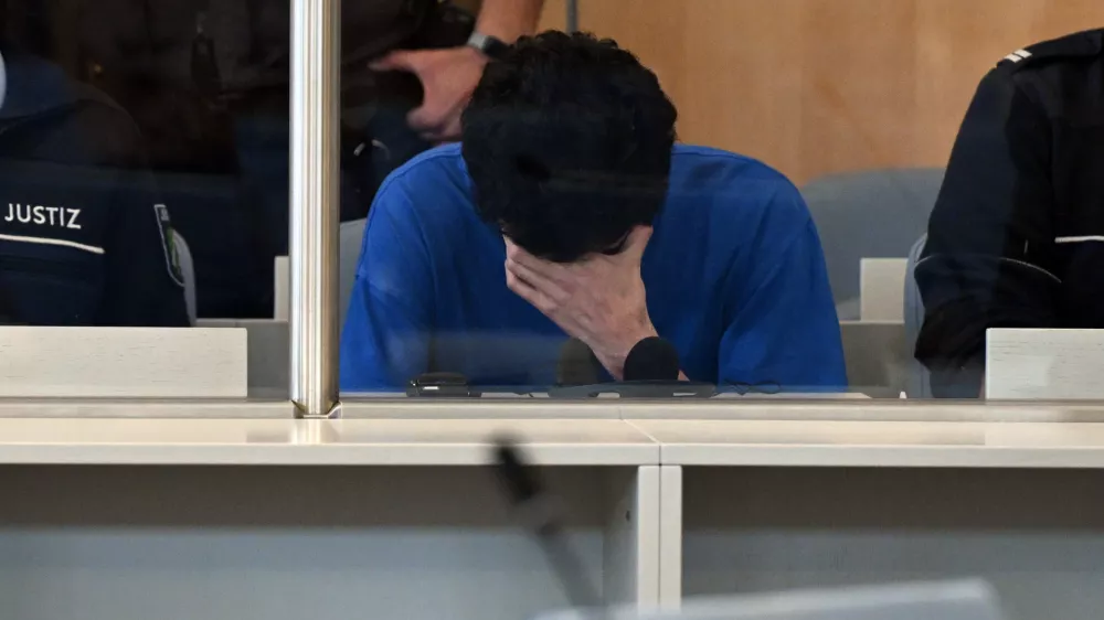 27 May 2025, North Rhine-Westphalia, Duesseldorf: The accused in the courtroom of the Higher Regional Court. Syrian Issa Al H. (27) is accused of stabbing three people to death at the "Festival of Diversity" city festival. The accused is charged with three counts of murder, ten counts of attempted murder and membership of a terrorist organization. Photo: Federico Gambarini/dpa