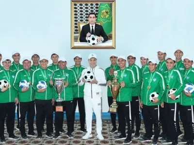 Nekdanji predsednik Turkmenistana Gurbanguli Berdimukhamedov z moštvom Arkadaga. 