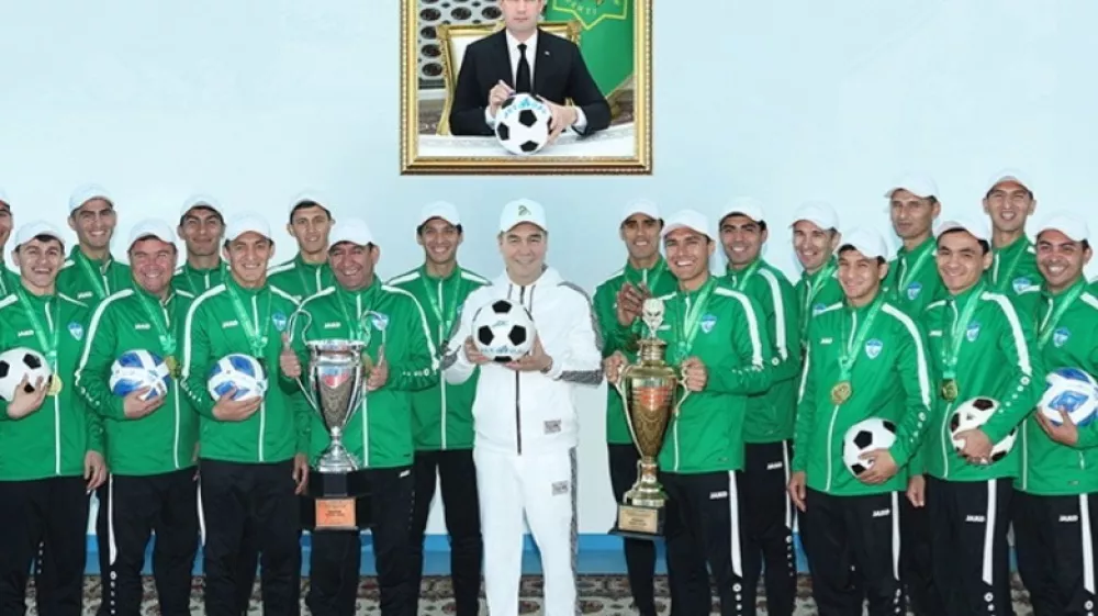 Nekdanji predsednik Turkmenistana Gurbanguli Berdimukhamedov z moštvom Arkadaga. 