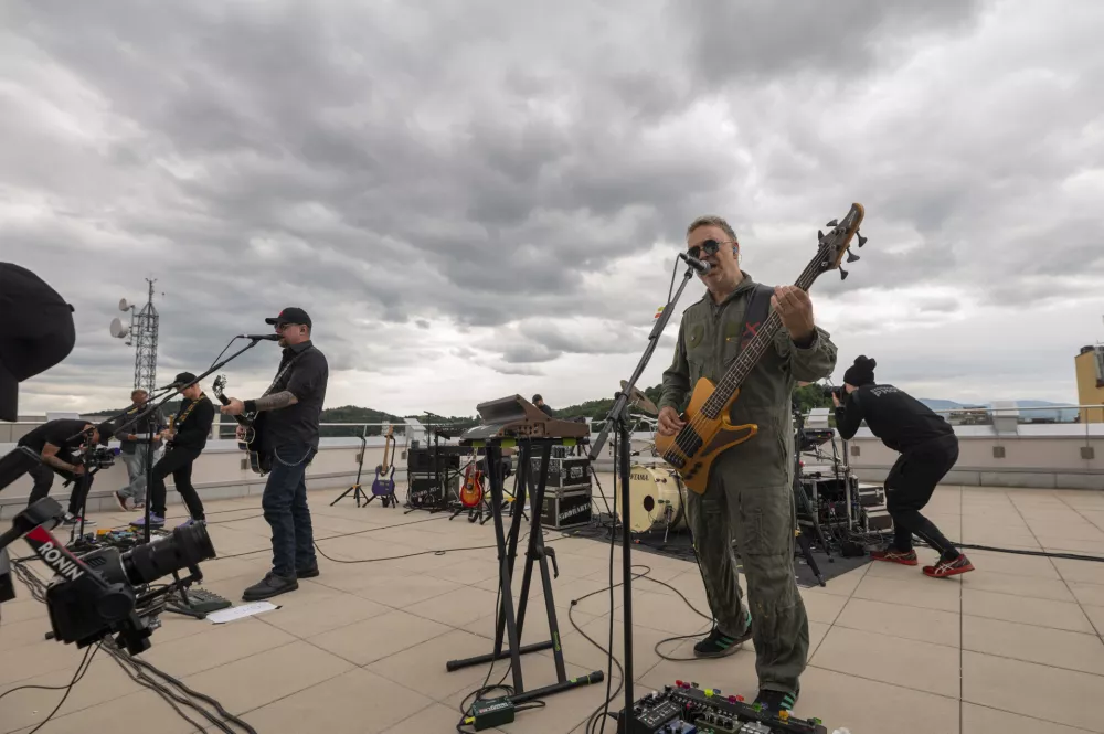 Ljubljana, streha Radia Slovenija.Medijski dogodek ob 30-letnici slovenske glasbene skupine Siddharta, na katerem so predstavili podkast Pot do X.