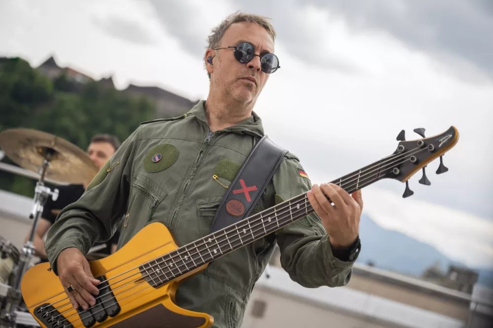 Ljubljana, streha Radia Slovenija.Medijski dogodek ob 30-letnici slovenske glasbene skupine Siddharta, na katerem so predstavili podkast Pot do X.Bas kitaris Jani Hace.