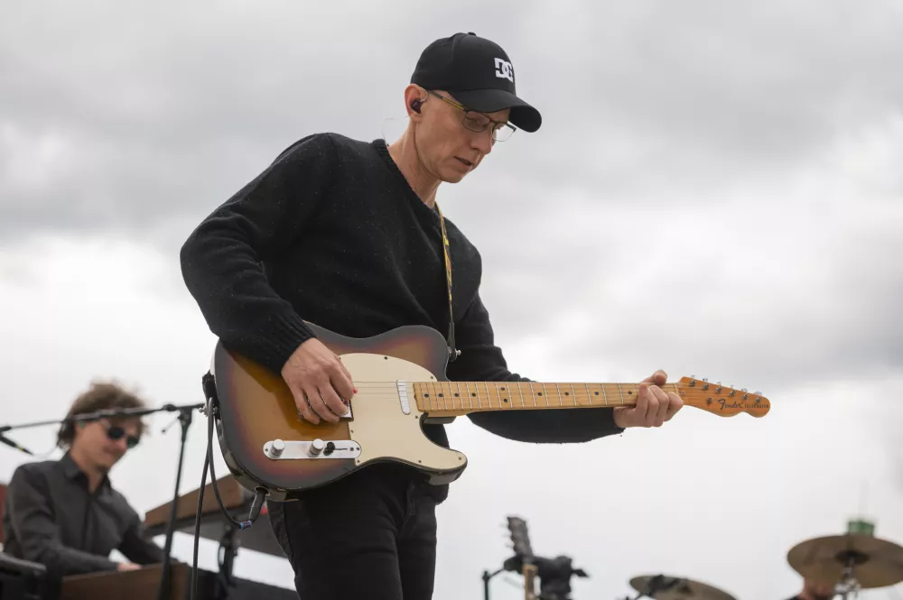 Ljubljana, streha Radia Slovenija.Medijski dogodek ob 30-letnici slovenske glasbene skupine Siddharta, na katerem so predstavili podkast Pot do X.Kitarist Primoz Benko.