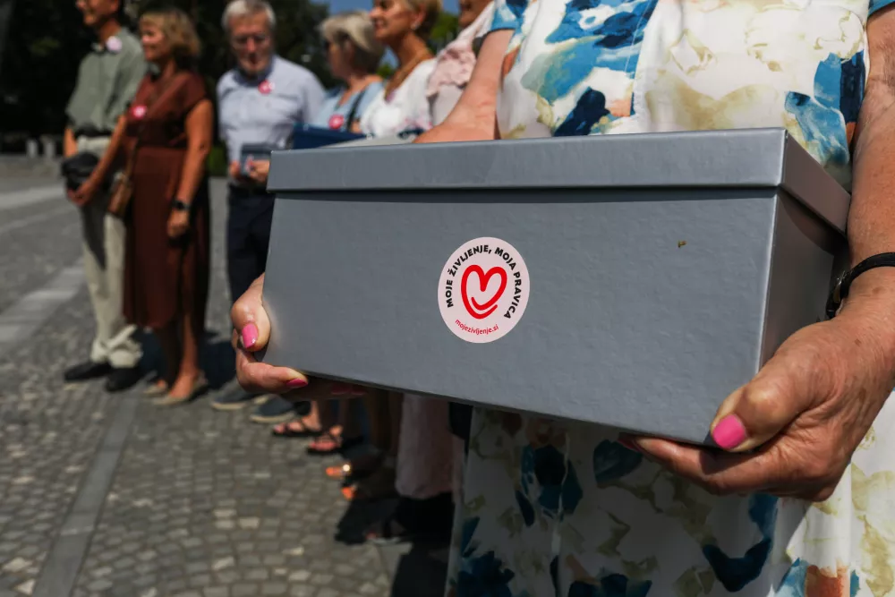 - 17.07.2023 - avtorji zakona o pomoči pri prostovoljnem končanju življenja so oddali zbrane podpise volivcev in volivk v zakonodajni postopek; - predlog zakona o dolgotrajni oskrbi,- Evtanazija //FOTO: Bojan Velikonja