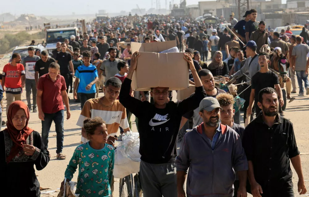 Palestinians seeking aid gather near an aid distribution site run by the U.S.-backed Gaza Humanitarian Foundation, in Rafah, in the southern Gaza Strip, May 27, 2025. REUTERS/Hatem Khaled   TPX IMAGES OF THE DAY