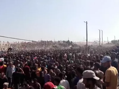 Palestinians rush to get aid boxes, in Rafah, in the southern Gaza Strip, May 27, 2025, in this screengrab from a video. Reuters TV/via REUTERS