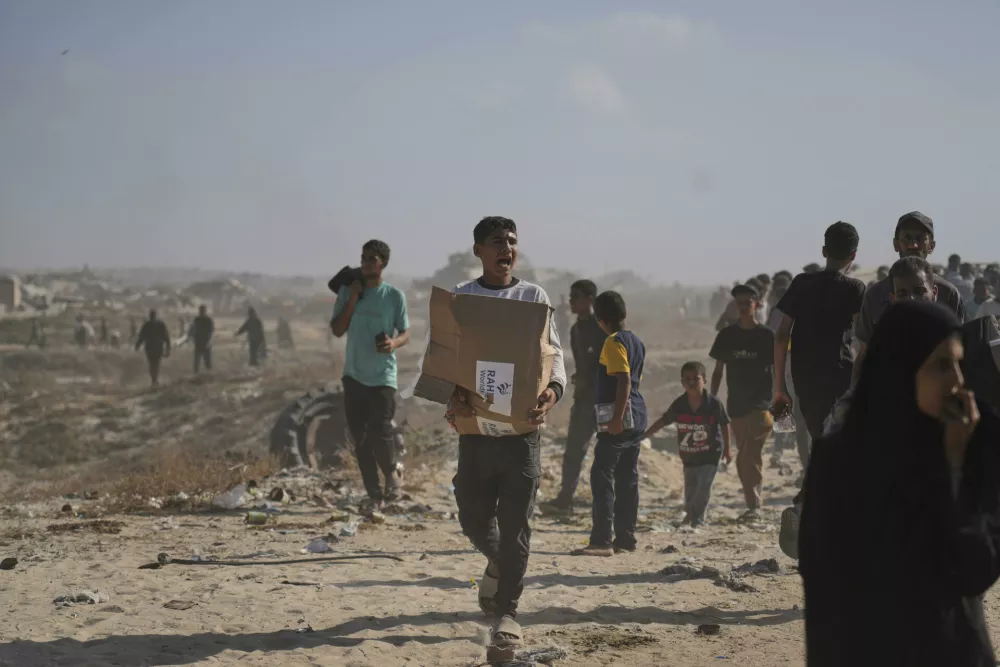 Palestinians carry boxes containing food and humanitarian aid packages delivered by the Gaza Humanitarian Foundation, a U.S.-backed organization approved by Israel, in Rafah, southern Gaza Strip, on Tuesday, May 27, 2025. (AP Photo/Abdel Kareem Hana)