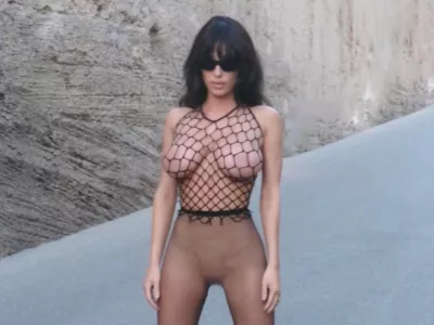 Arhitektka Bianca Censori, žena kontroverznega raperja Kanyeja Westa, še naprej šokira s svojimi drznimi kombinacijami, njene nove fotografije na Instagramu pa so povzročile mešane odzive. F IG/Bianca Censori