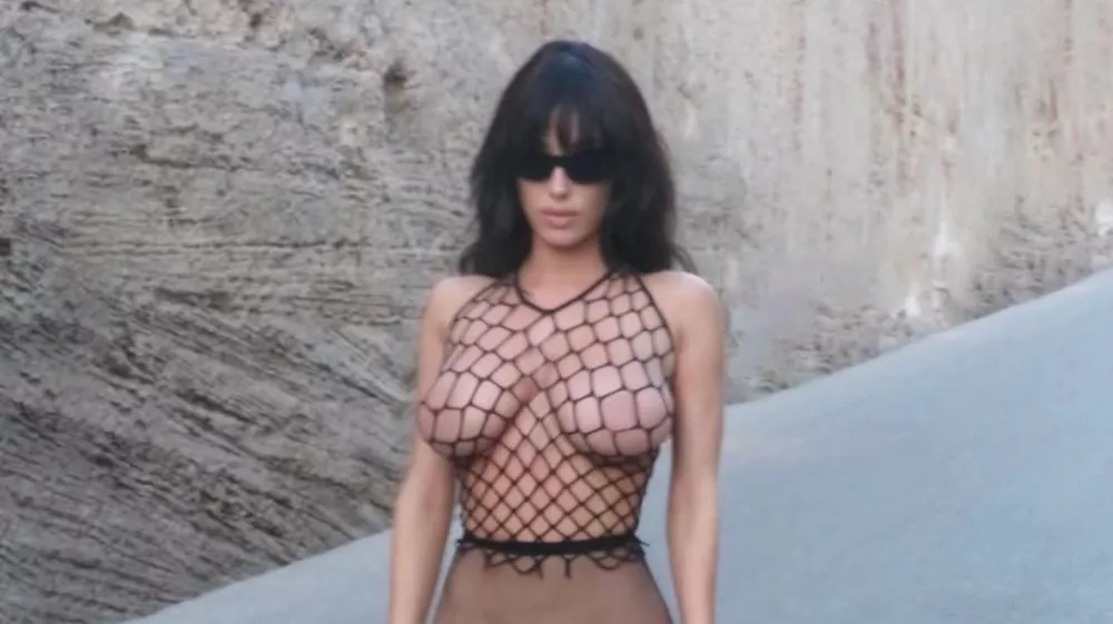 Arhitektka Bianca Censori, žena kontroverznega raperja Kanyeja Westa, še naprej šokira s svojimi drznimi kombinacijami, njene nove fotografije na Instagramu pa so povzročile mešane odzive. F IG/Bianca Censori