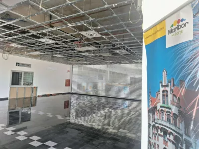 Notranjost potniškega terminala že skoraj leto dni čaka na sanacijo. Foto: Tomaž Klipšteter