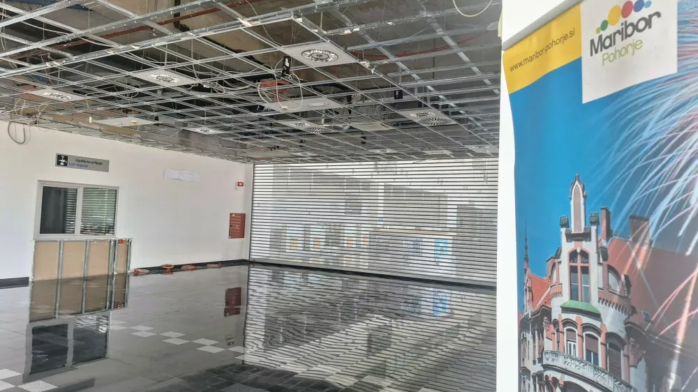 Notranjost potniškega terminala že skoraj leto dni čaka na sanacijo. Foto: Tomaž Klipšteter