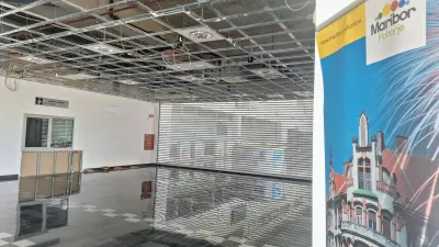 Notranjost potniškega terminala že skoraj leto dni čaka na sanacijo. Foto: Tomaž Klipšteter