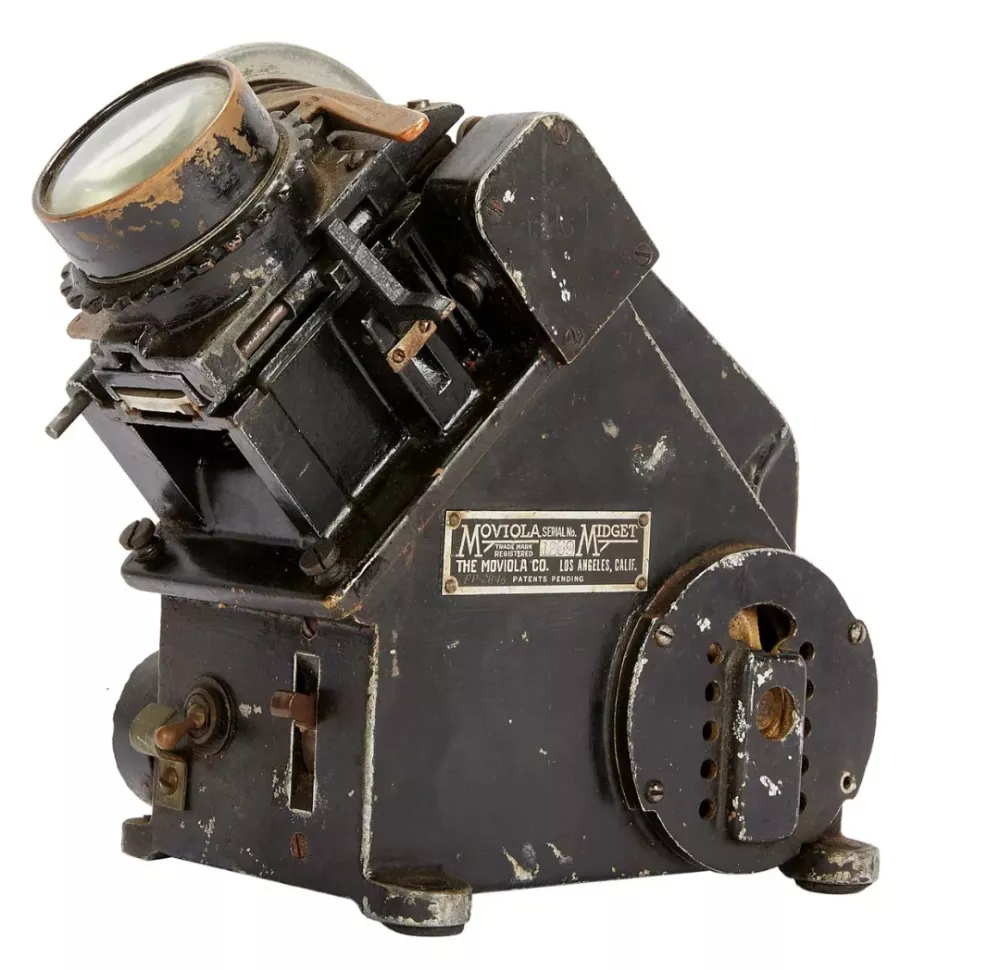 Originalni Moviola Midget, ki se uporablja za ogled 35-milimetrskih filmskih kolutov kot pomoč pri montaži. Trenutna ponudba: 1250 dolarjev.  F Julien's Auctions