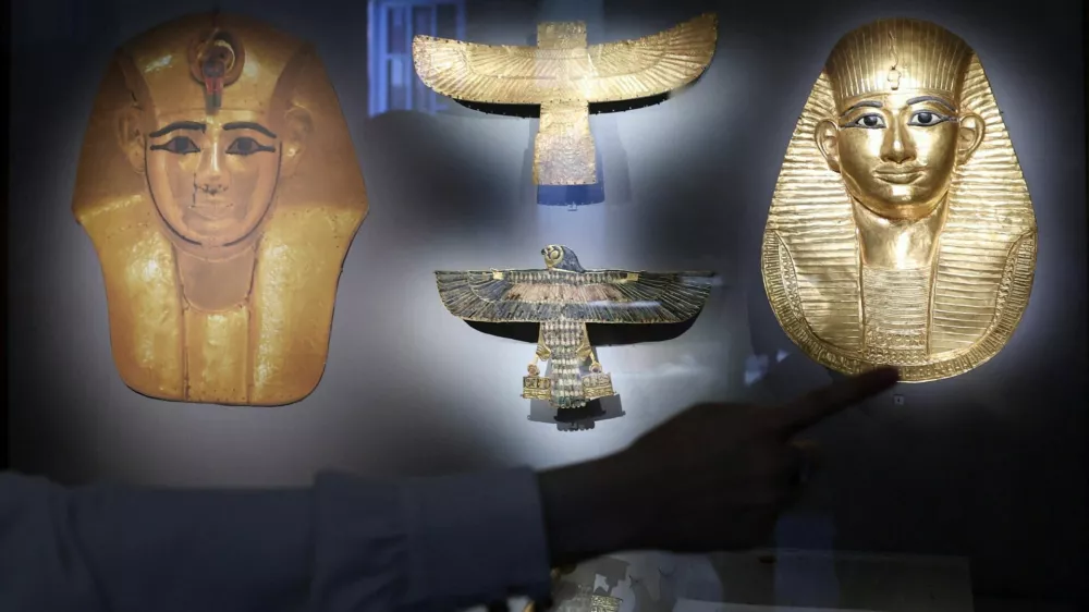 The golden funerary mask at the treasure Tomb of Amenemope at Tanis with other artefacts is displayed, on the day of a press conference held by the Supreme Council of Egyptian Antiquities and the Italian Embassy, in Cairo, Egypt, May 29, 2025. They announced the upcoming exhibition titled "Treasures of the Pharaohs," which will run from October 24, 2025, to May 3, 2026, at Rome's Scuderie del Quirinale, the exhibition will feature masterpieces of pharaonic art from the Egyptian Museum in Cairo. REUTERS/Amr Abdallah Dalsh