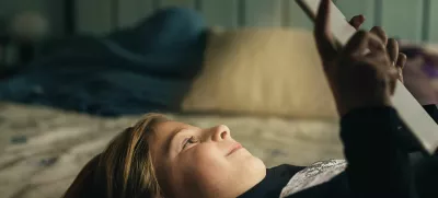 ﻿Sweet blondie girl playing on a Tablet PC.