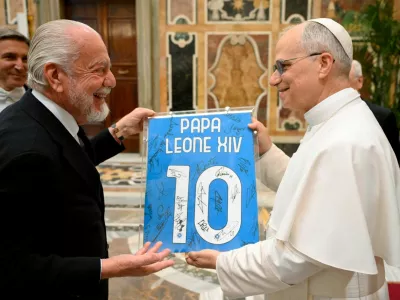 Pope Leo XIV meets with Napoli president Aurelio De Laurentiis after Serie A title victory, at the Vatican, May 27, 2025.  Simone Risoluti/Vatican Media/­Handout via REUTERS  ATTENTION EDITORS - THIS IMAGE WAS PROVIDED BY A THIRD PARTY.   TPX IMAGES OF THE DAY