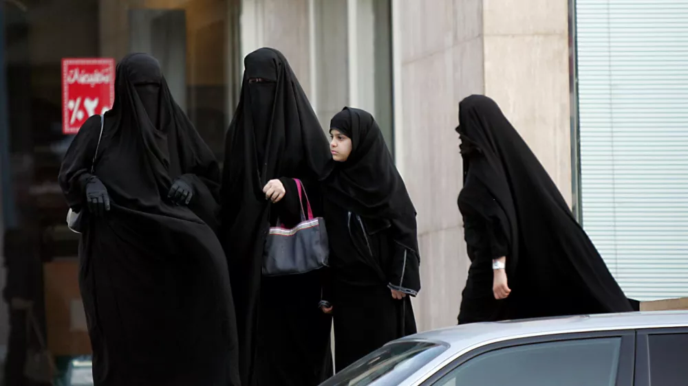 Saudi women wait for a car to arrive in Riyadh June 9, 2005. Conservative Saudis fear that allowing women to drive would expose them to strange men, and encourage young people to date which would be anathema to the traditional practice of arranged, or at least closely supervised, marriage. Picture taken June 9, 2005. To match feature Saudi-Women-Driving  REUTERS/Zainal Abd Halim