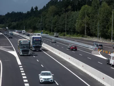 ﻿- 26.07.2018 - DARS – gorenjska avtocesta – cestniska postaja Torovo - rušenje cestninske postaje in vzpostavitev normalnega profila avtoceste in tako dvigniti dovoljeno hitrost vožnje na 130 kilometrov na uro.  //FOTO: Jaka Gasar