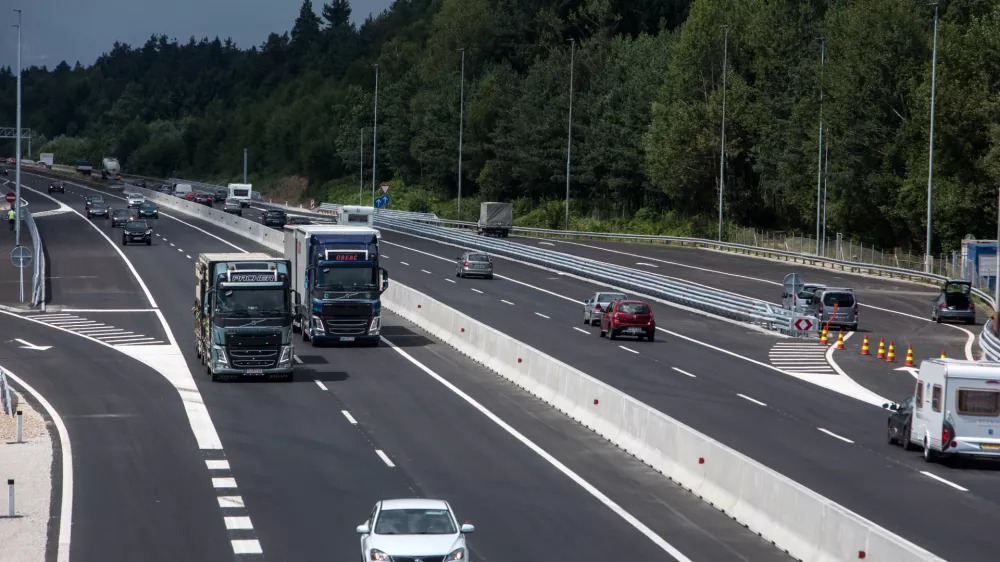 ﻿- 26.07.2018 - DARS – gorenjska avtocesta – cestniska postaja Torovo - rušenje cestninske postaje in vzpostavitev normalnega profila avtoceste in tako dvigniti dovoljeno hitrost vožnje na 130 kilometrov na uro.  //FOTO: Jaka Gasar