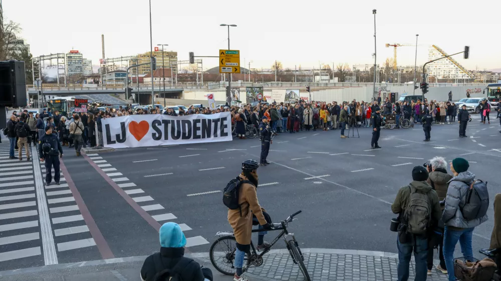 05.03.2025 - protestni shod v organizaciji ljudske fronte Mi smo Ljubljana, s katerim želijo podpreti študentske proteste v Srbiji in izraziti kritiko podpore ljubljanskega župana Zorana Jankovića srbskemu predsedniku Aleksandru Vučiću Foto: Luka Cjuha