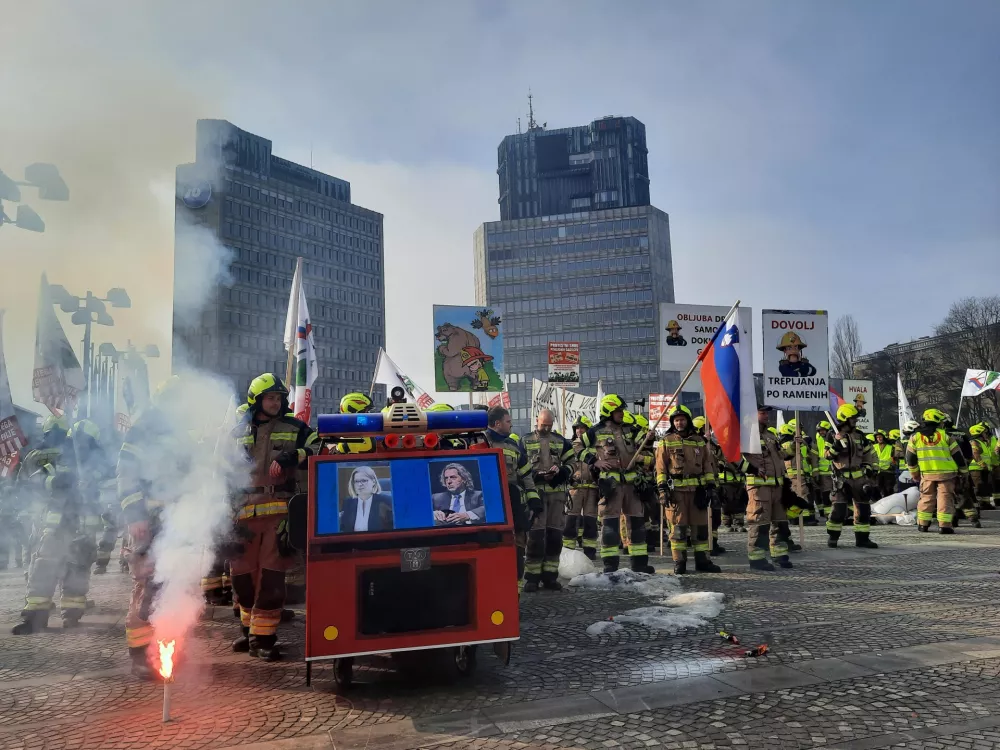 - 16.02.2023 – protestni shod Sindikata poklicnega gasilstva Slovenije (SPGS) – poklicni gasilci zahtevali odpravo krivičnih plačnih nesorazmerij in pošteno vrednotenje svojega dela - protest//FOTO: Luka Cjuha