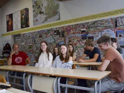 Dijaki četrtih letnikov kamniške gimnazije in srednje šole Rudolfa Maistra so pred maturitetnim izpitom prišli še na zadnje konzultacije k profesorju angleščine. Foto: Voranc Kramberger