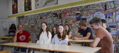 Dijaki četrtih letnikov kamniške gimnazije in srednje šole Rudolfa Maistra so pred maturitetnim izpitom prišli še na zadnje konzultacije k profesorju angleščine. Foto: Voranc Kramberger