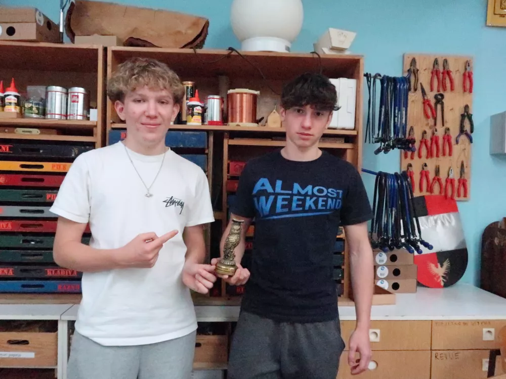 Vasja Jug, Rok Susič, devetošolca OŠ Solkan, inovatorja / Foto: Nataša Bucik Ozebek