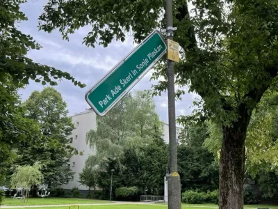 Poškodovana tabla, ki označuje park Ade Škerl in Sonje Plaskan. Foto: Brane Mozetič