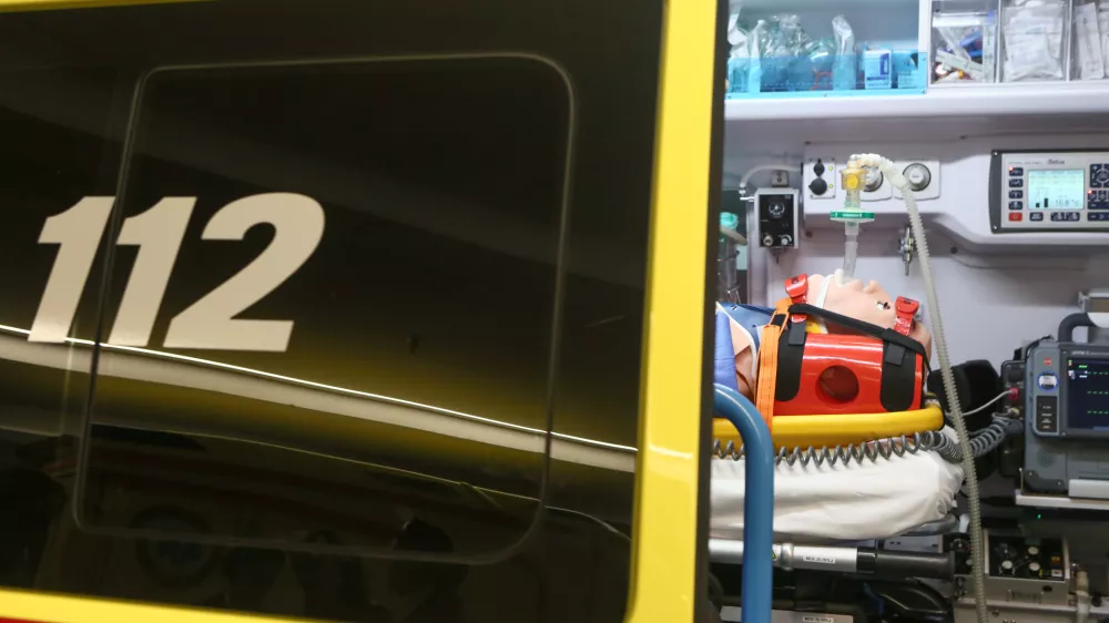 ﻿simbolična fotografija - nujna medicinska pomoč - reševalno vozilo - rešilec- 25.09.2018 - Kirurška klinika UKC Ljubljana - Urgentni kirurški blok - urgenca - reanimacijski prostor – ogled simulacije na mestu dejanskega sprejema politravmnatiziranega poškodovanca //FOTO: Luka Cjuha.