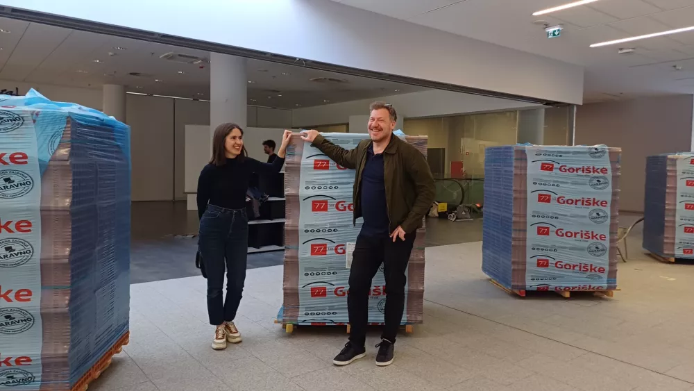 Arhitektka Eva Sušnik in umetnik Martin Bricelj Baraga med opekami, ki bodo gostile razstavo. Foto: Nataša Bucik Ozebek