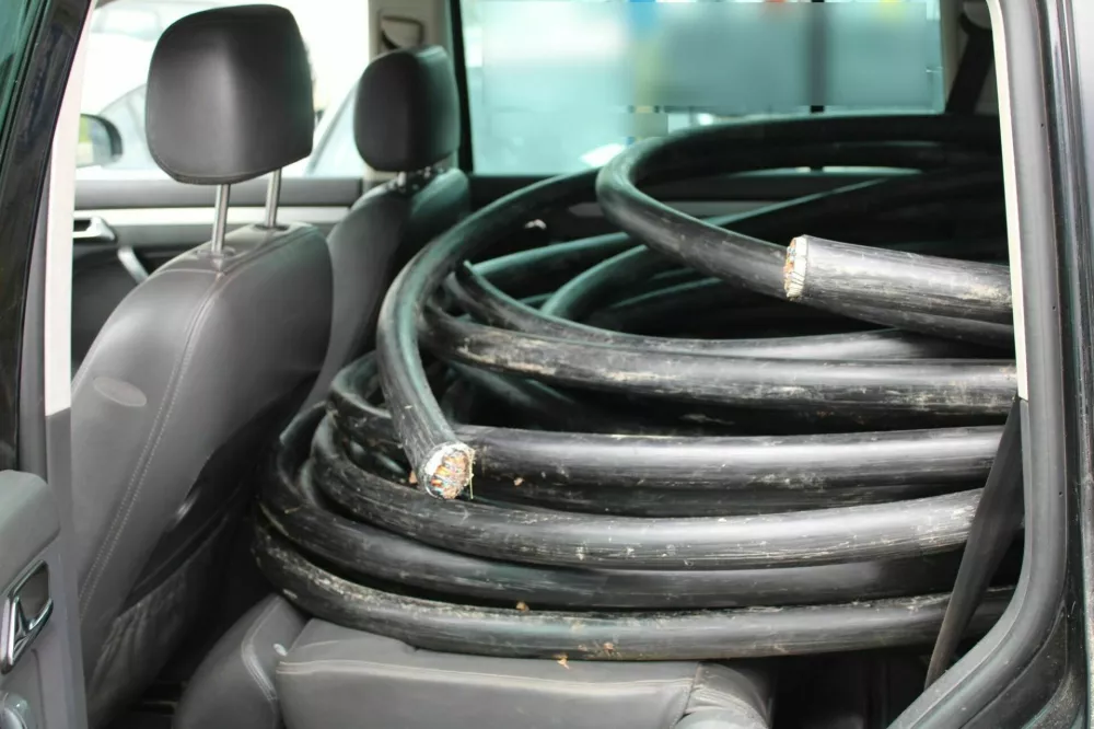 Kabel, ukraden z železniške infrastrukture v Besnici. 