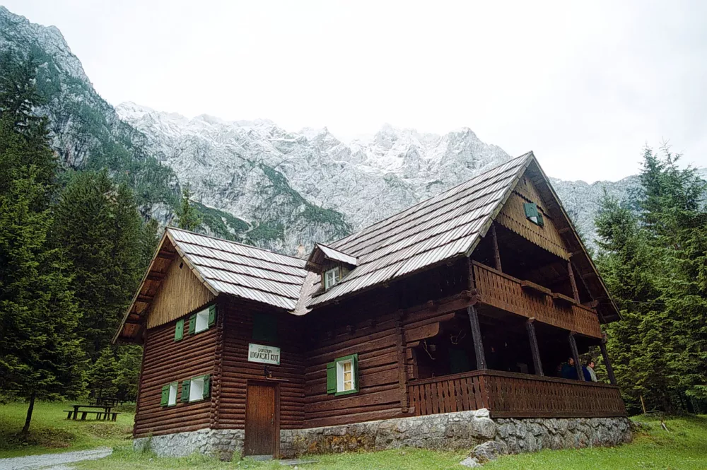 Planinska koča, Logarska dolina - Planšarija Logarski kot se nahaja v bližini glavne ceste, ki vodi proti slapu Rinka