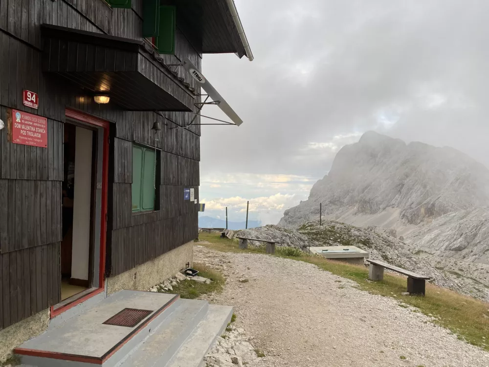 ﻿Staničev dom pod Triglavom, Staničeva koča, gorska koča, v ozadju Rjavina