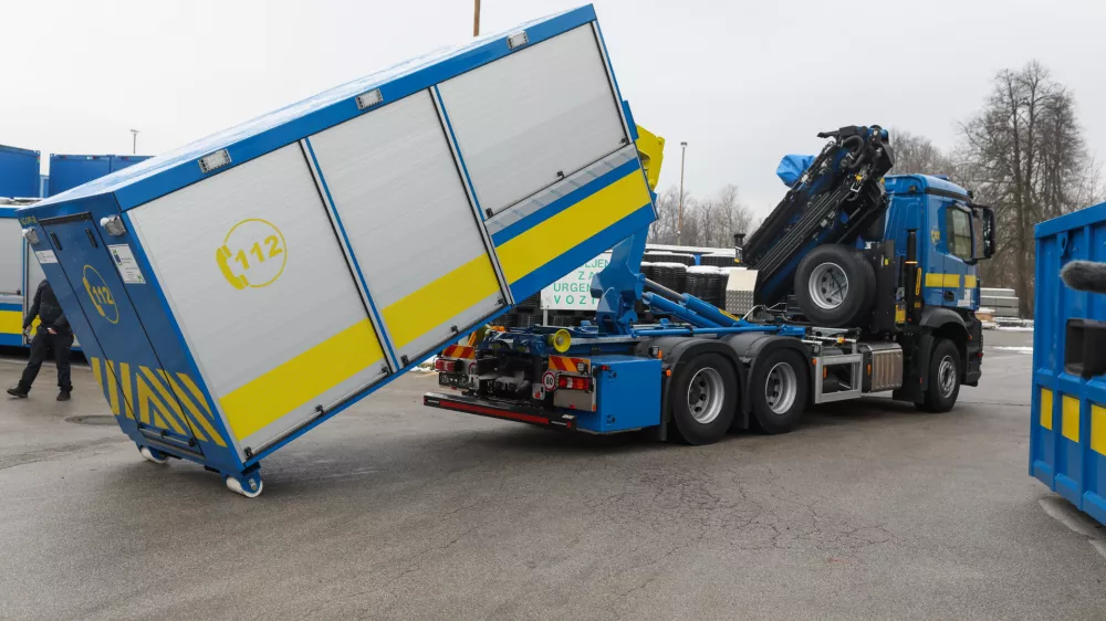 Do konca prejšnjega leta je bilo zagotovljenih 40 specializiranih tovornih vozil s hidravličnimi nadgradnjami, 164 kotalnih zabojnikov z namensko opremo in deset visokozmogljivih črpalnih enot. Foto: Bojan Velikonja