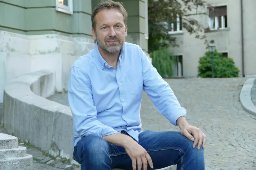 Andrej Brglez, direktor Inštituta za civilizacijo in kulturo

Želim si, da bi pristojni organi večkrat prisluhnili strokovnjakom iz urada za meroslovje, ki ima zelo dober uvid v to, katere naprave dajo najbolj natančne rezultate in zakaj.