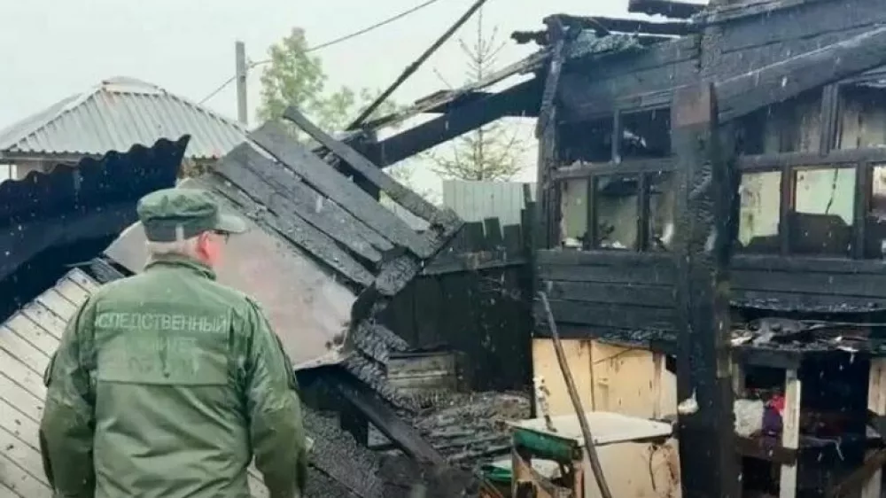V kraju ob Bajkalskem jezeru v Irkutsku v Sibiriji je 17-letni Mihailo Paramonov izvedel množični poboj, potem pa še zažgal hišo. 