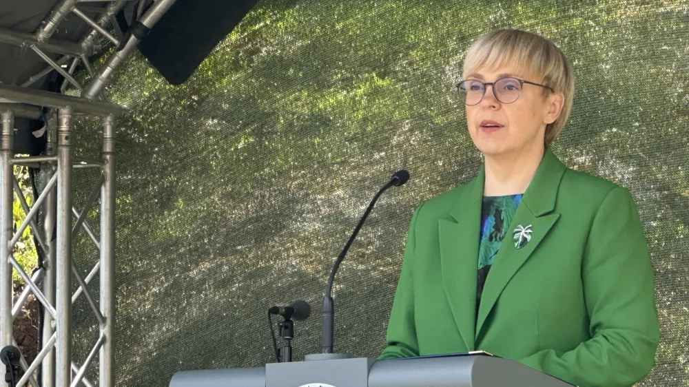 Gornji Suhor pri Vinici.Slovesnost ob dnevu slovensko-britanskega prijateljstva v spomin na 80. obletnico padca bombnika B 24 Liberator VI v Gornjem Suhorju pri Vinici, ki so se je udelezili predsednica republike Natasa Pirc Musar, veleposlanica Zdruzenega kraljestva Velike Britanije in Severne Irske Victoria Harrison, generalmajor Simon Edwards in zupan Obcine Crnomelj Andrej Kavsek.