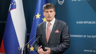 Ljubljana, vlada.Izjava po redni tedenski seji vlade na kateri sta sodelovala minister za izobrazevanje Vinko Logaj in minister za obrambo Borut Sajovic.