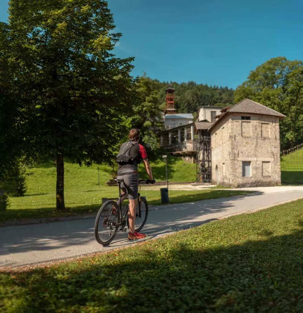 S kolesom ali peš po pestri zgodovini Idrije. F cudhg-idrija.si