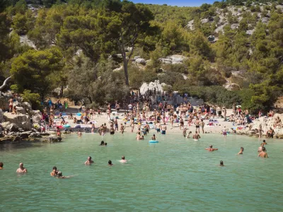 V Narodnem parku Calanques v Marseillu so, da bi zmanjšali onesnaževanje morja in zaščitili občutljiv ekosistem apnenčastih zalivov plažo delno zaprli za obiskovalce med največjo sezono. F Getty Images